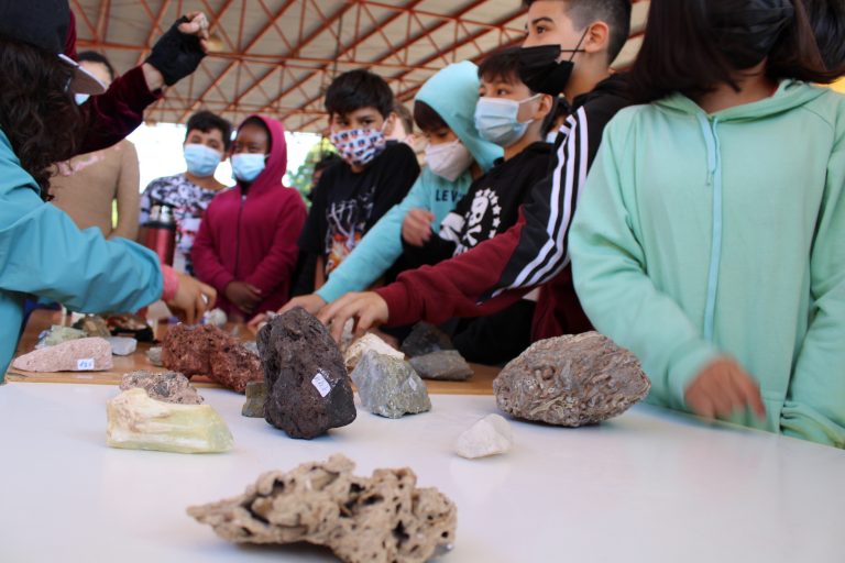 PAR Explora llevó muestra de rocas a Escuela Luis Galdames de Rengo