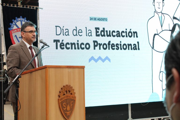 Ministro de Ciencia visitó Liceo Industrial de San Fernando por Día de la Educación Técnico Profesional
