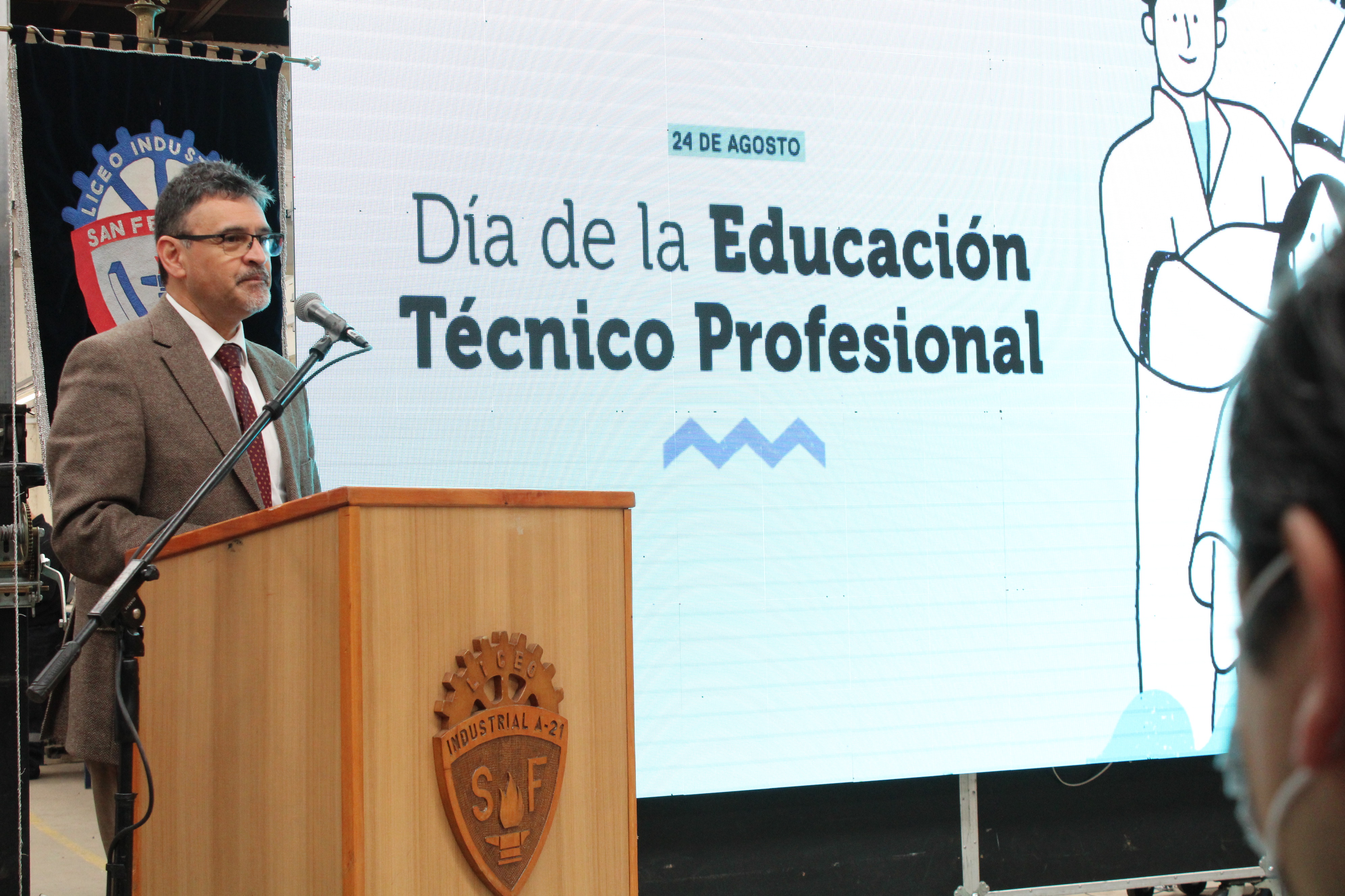 Ministro de Ciencia visitó Liceo Industrial de San Fernando por Día de la Educación Técnico Profesional