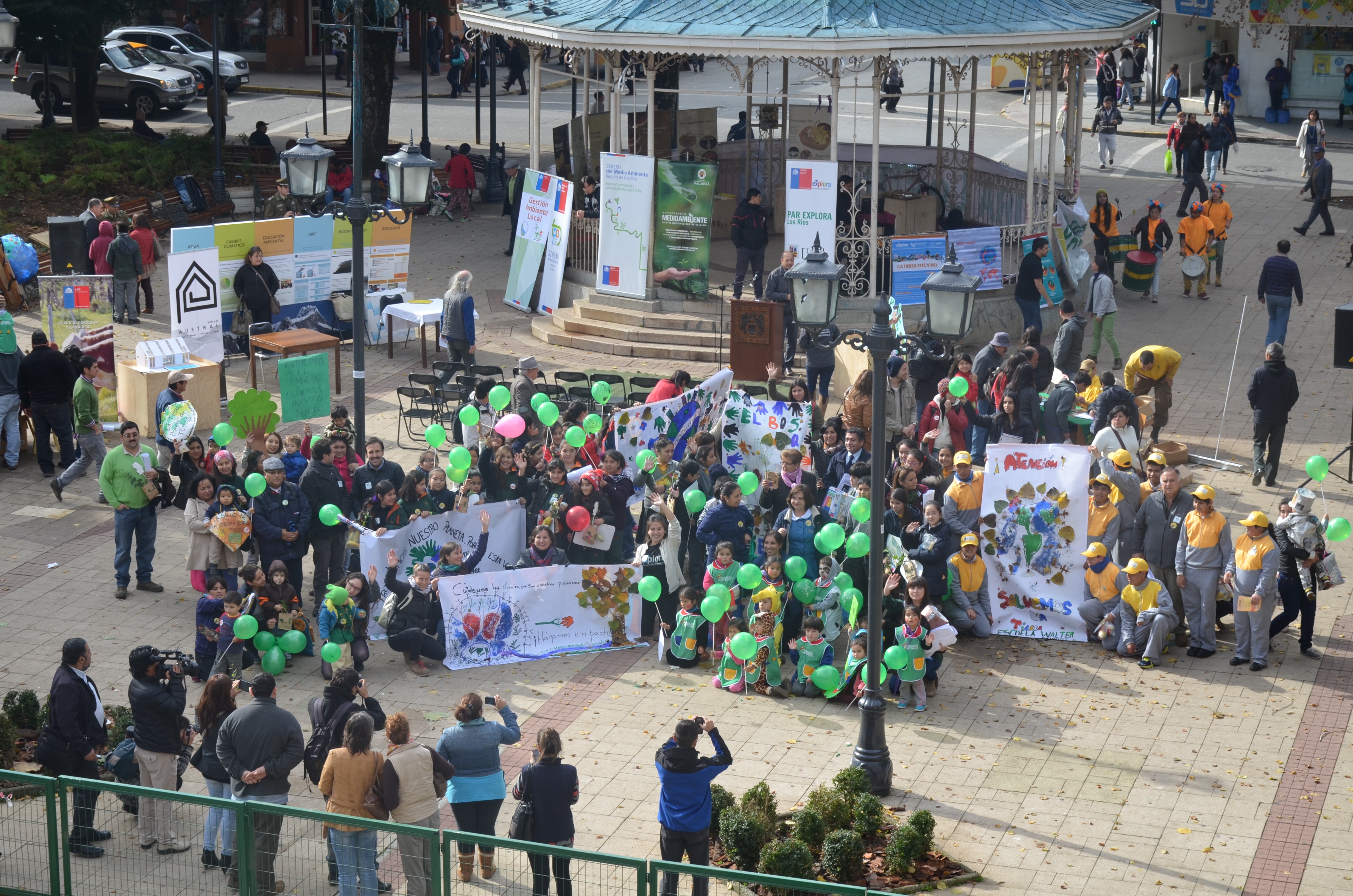 Multitudinaria celebración del Día de la Tierra en la Plaza de la República