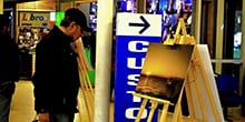 Exposición de fotografías del océano se presenta en el Terminal de Buses de Valdivia