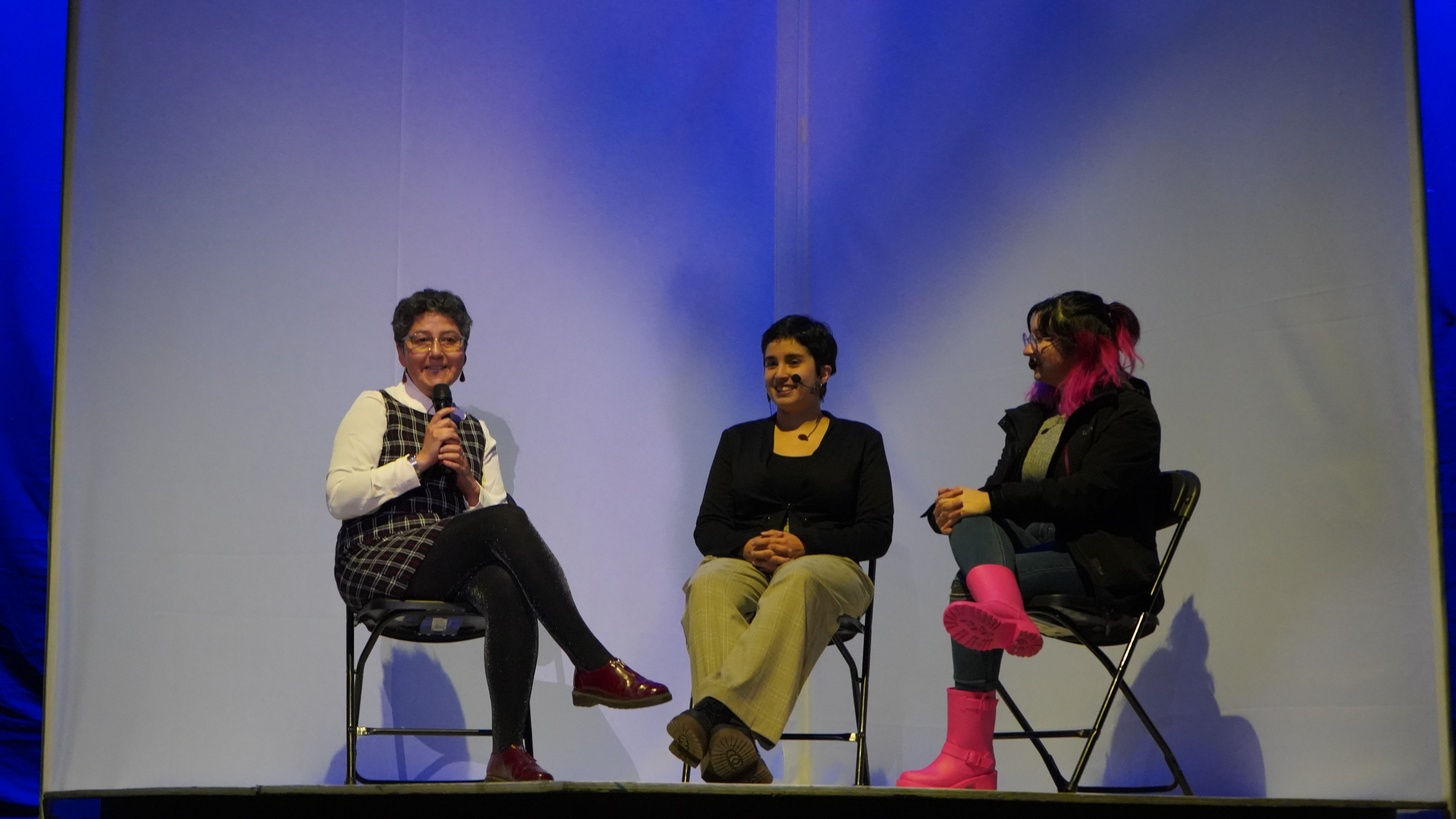 Valentina Muñoz y Constanza Flores, divulgadoras de la ciencia, llenaron el Teatro Lord Cochrane en Valdivia con charla sobre geofísica y programación