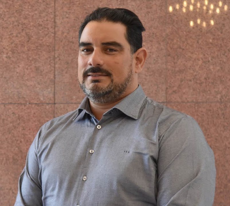 Tomás Pérez-Acle y su equipo, trabajan en modelos matemáticos que permitan proyectar la dispersión del virus en la población y el impacto sobre el sistema sanitario, en especial en las camas UCI y Unidad de Tratamiento Intermedio (UTI).