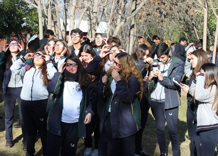 Miles de niños y niñas ven un eclipse solar por primera vez