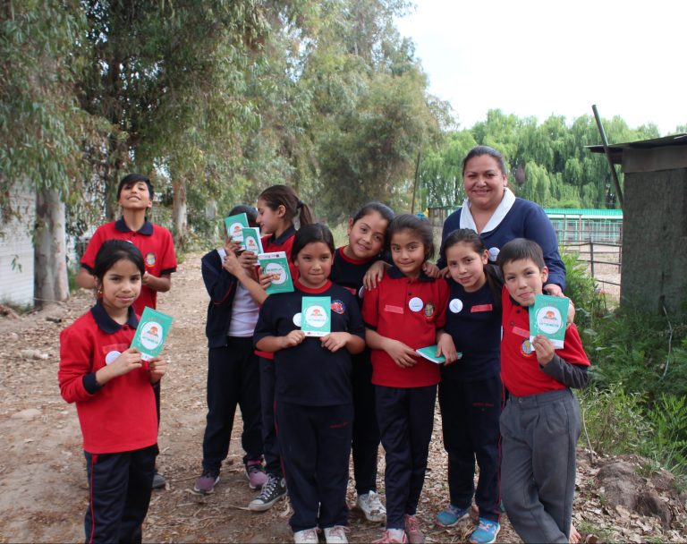 Libro de bolsillo enseña niñas y niños especies de flora y fauna en la ciudad