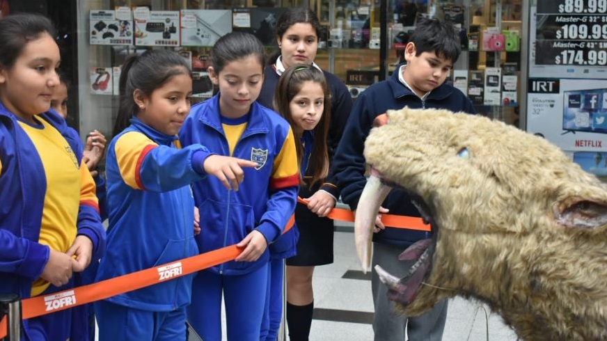 Explora llevó a estudiantes del Colegio Eduardo Llanos a muestra sobre animales extintos de Zofri