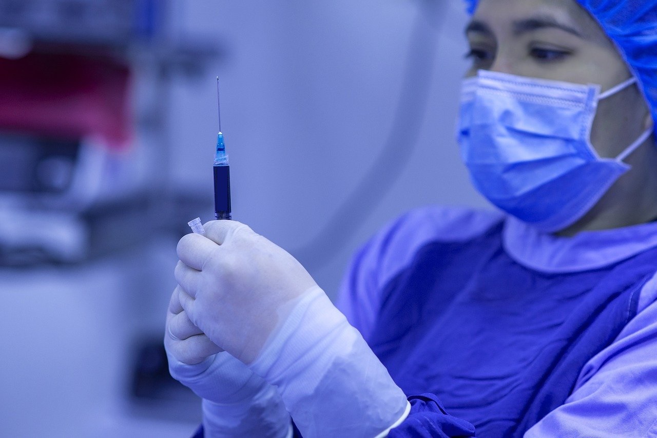 Vacuna y más: la importancia de una sociedad informada frente a la pandemia