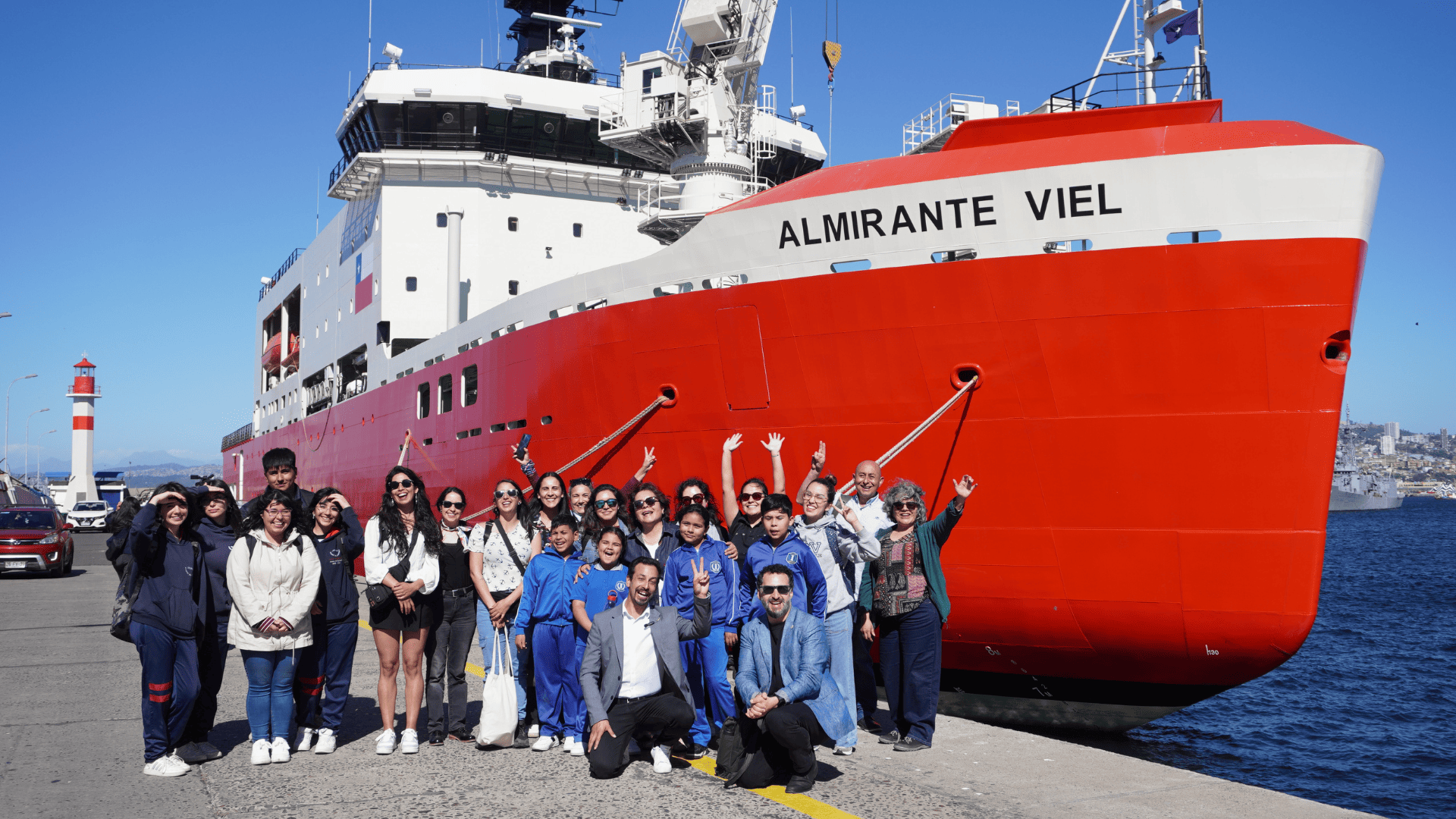 Estudiantes de la región de Valparaíso visitan primer buque científico de Chile