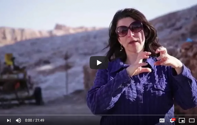 Arqueólogas. Mujeres mirando el desierto – e3
