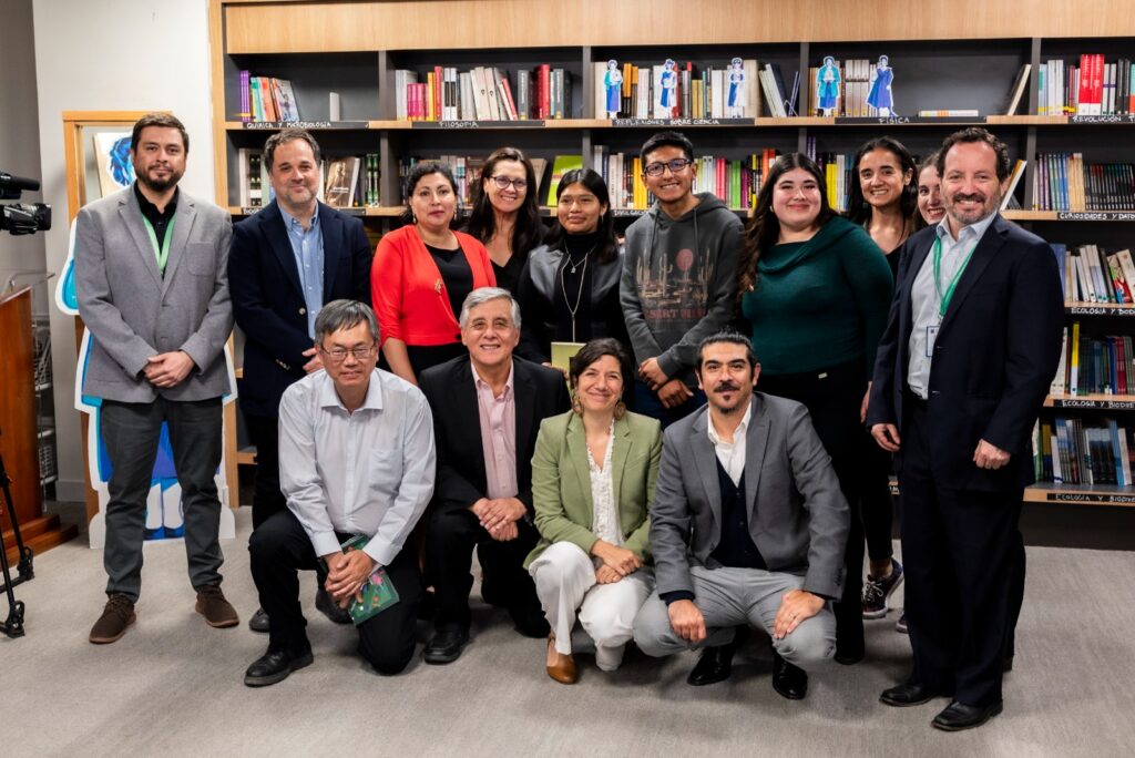Ministra Aisén Etcheverry y subsecretario Cristian Cuevas con los estudiantes Explora Nobel 